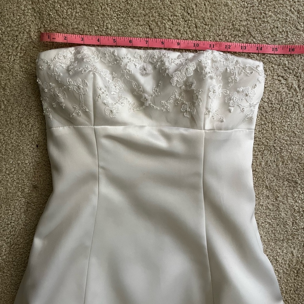 Elegant White Strapless Dress with Floral Lace